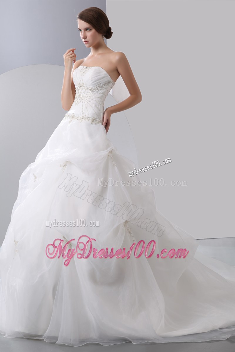 Diamonds Embroidery and Pick-ups Decorated Wedding Gowns with Sweep Train