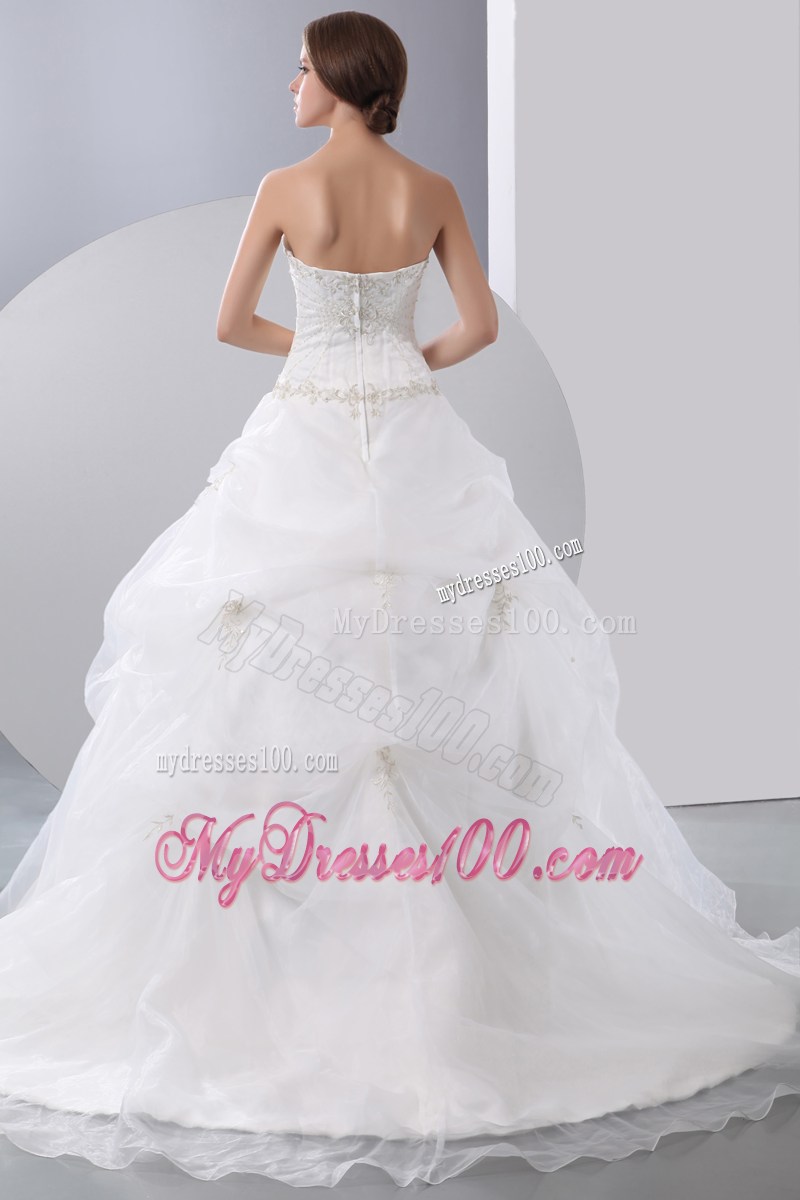 Diamonds Embroidery and Pick-ups Decorated Wedding Gowns with Sweep Train