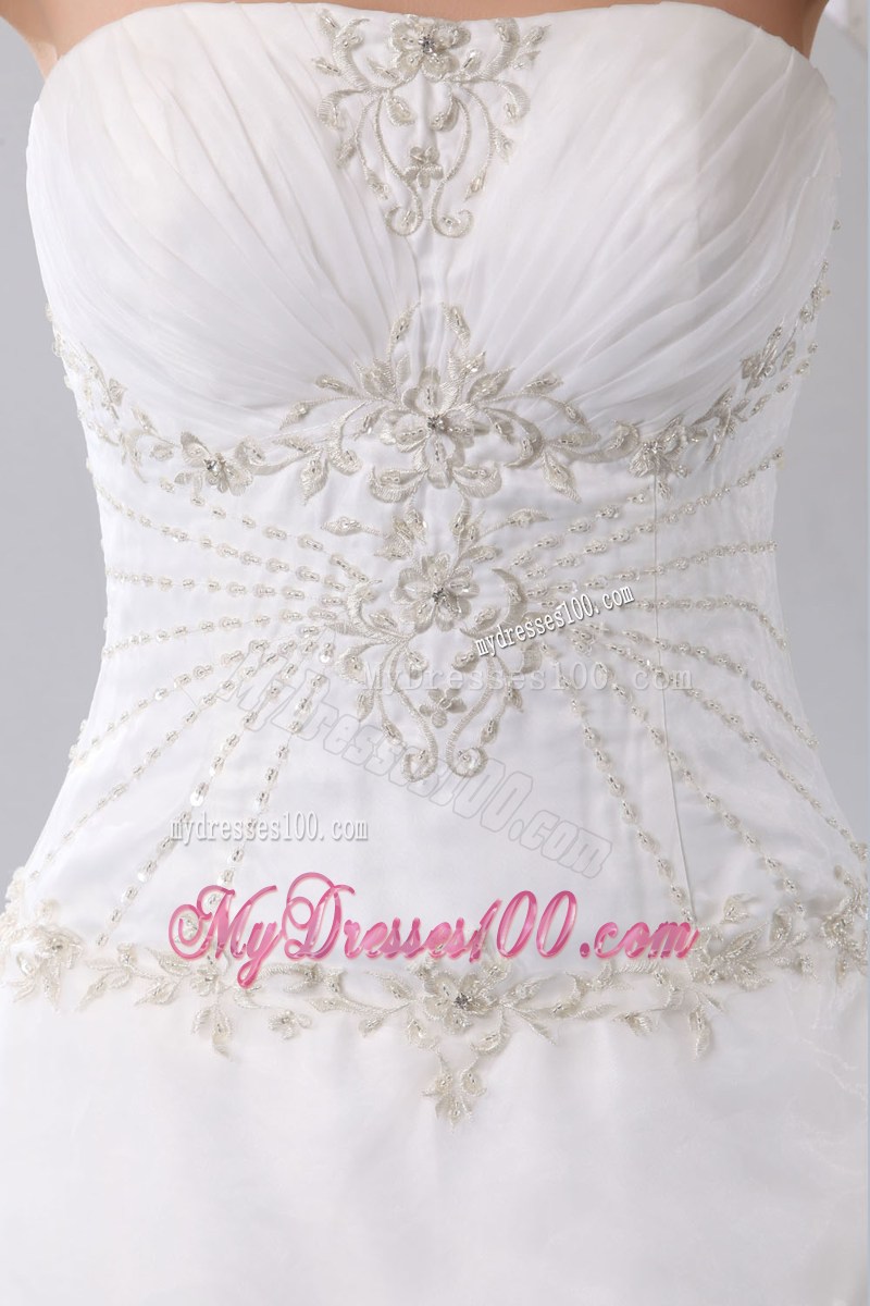 Diamonds Embroidery and Pick-ups Decorated Wedding Gowns with Sweep Train