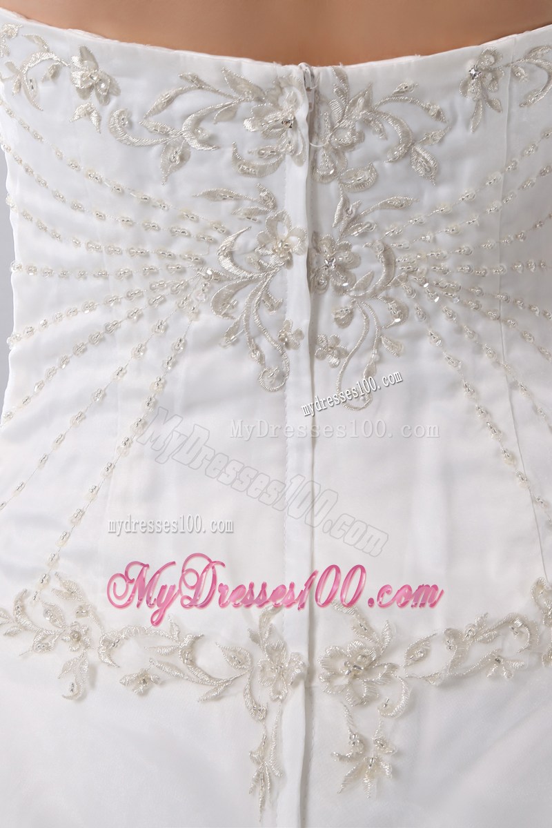 Diamonds Embroidery and Pick-ups Decorated Wedding Gowns with Sweep Train