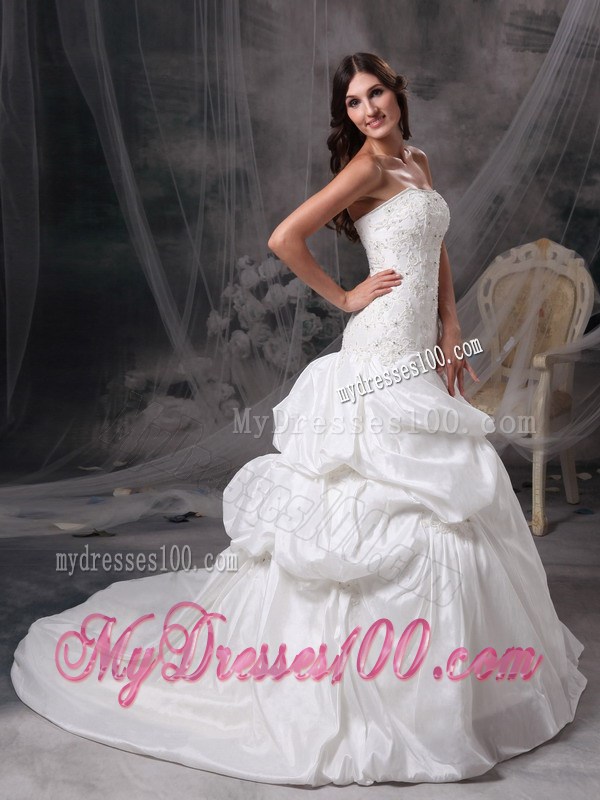 Appliques and Pick-ups Strapless Bridal Dress with Court Train