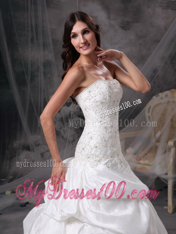 Appliques and Pick-ups Strapless Bridal Dress with Court Train