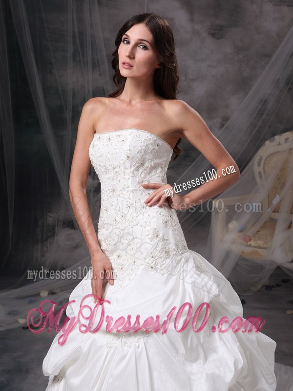 Appliques and Pick-ups Strapless Bridal Dress with Court Train