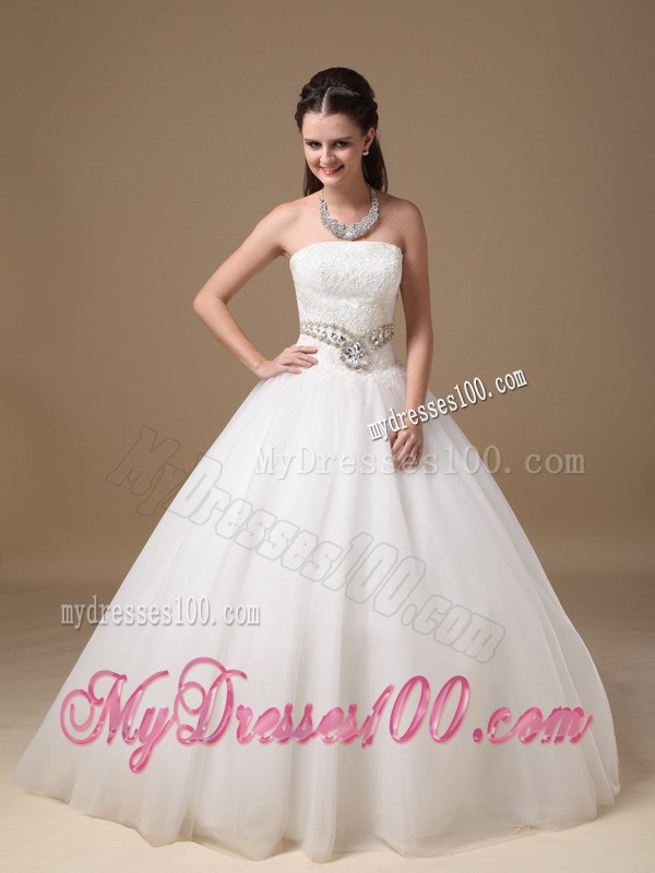Lace and Beading Decorate Floor-length Wedding Gown Sleeveless