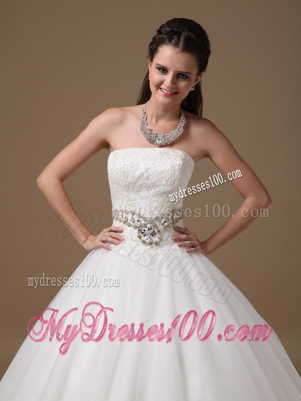 Lace and Beading Decorate Floor-length Wedding Gown Sleeveless
