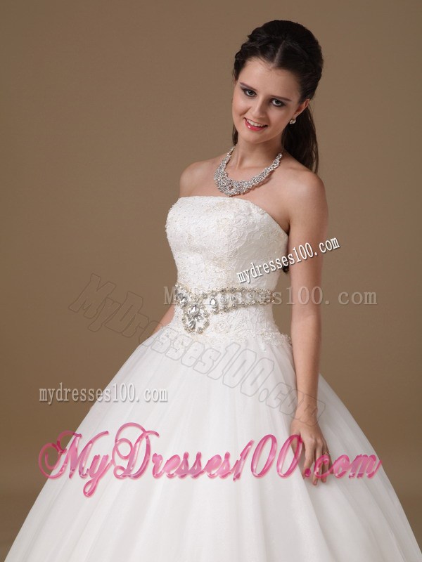 Lace and Beading Decorate Floor-length Wedding Gown Sleeveless