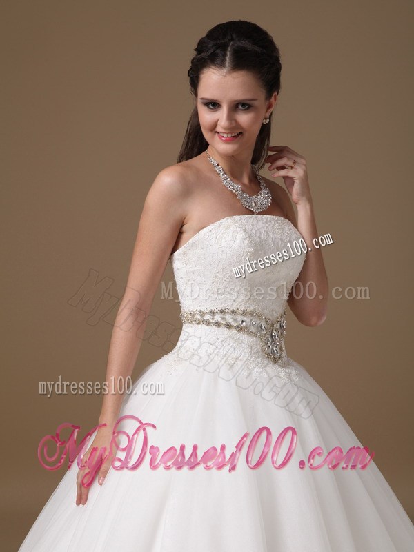 Lace and Beading Decorate Floor-length Wedding Gown Sleeveless