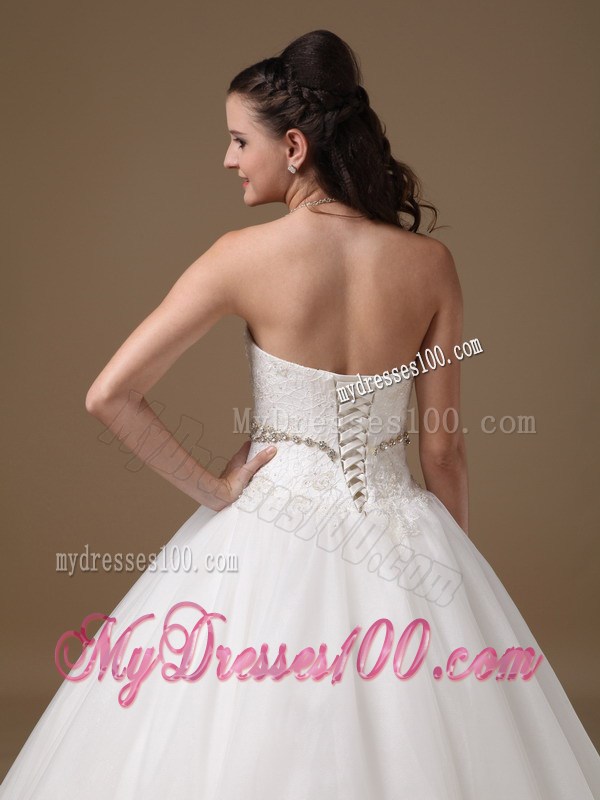 Lace and Beading Decorate Floor-length Wedding Gown Sleeveless