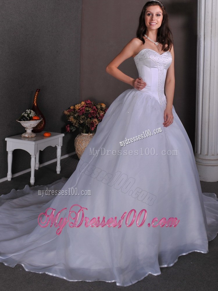 Beaded Sweetheart Wedding Dresses with Chapel Train Frilly Hemline