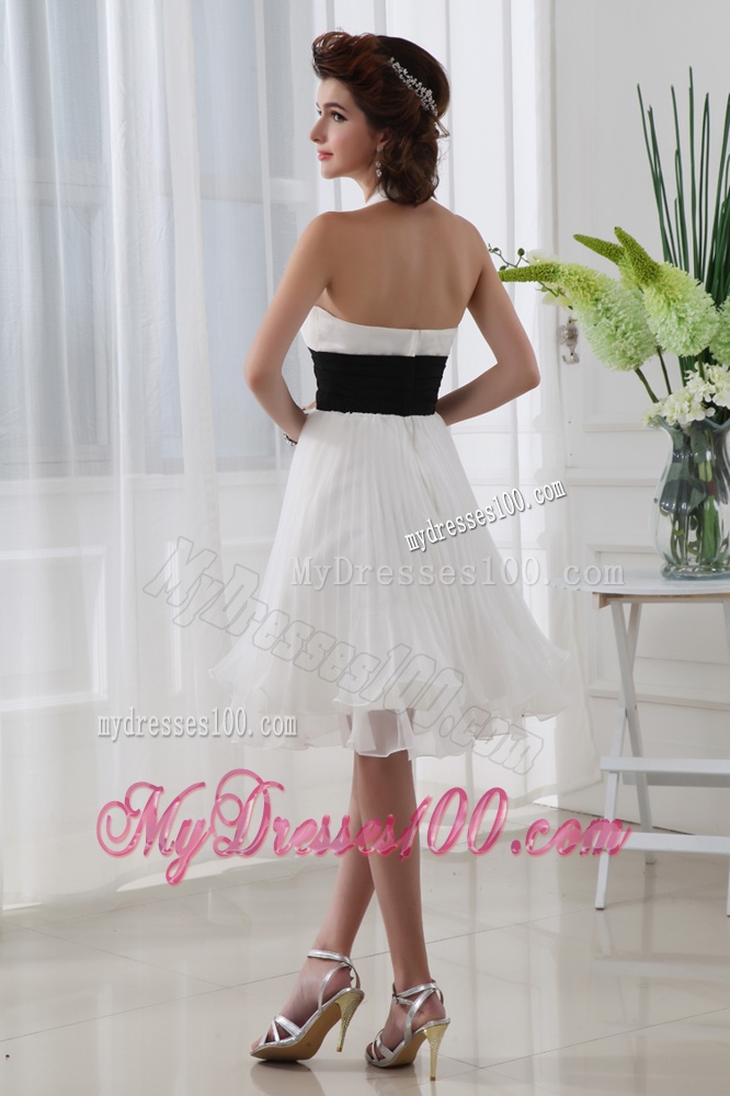 A-line Chiffon White Haltor Top Knee-length Hand Made Flower Evening Dress