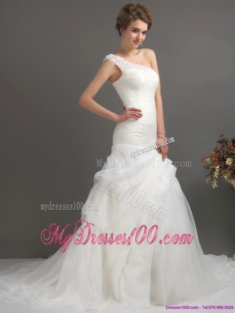 2016 Modest One Shoulder Wedding Dresses with Ruching and Hand Made Flowers