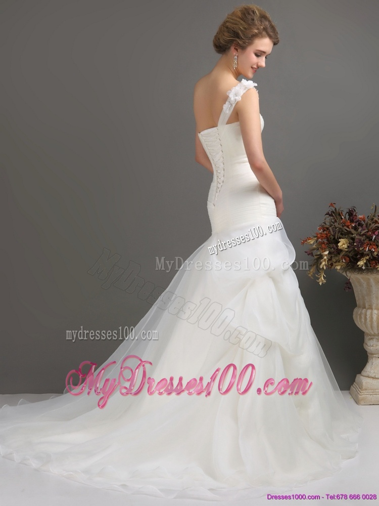 2016 Modest One Shoulder Wedding Dresses with Ruching and Hand Made Flowers