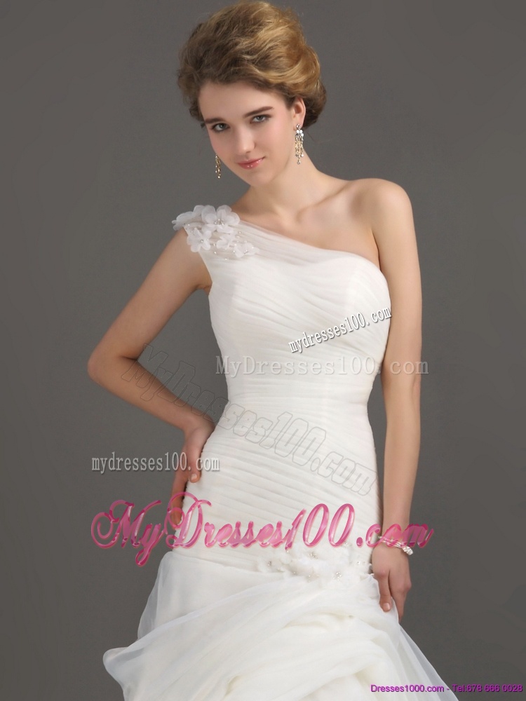 2016 Modest One Shoulder Wedding Dresses with Ruching and Hand Made Flowers