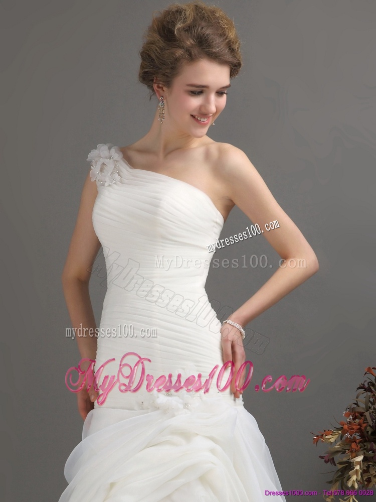 2016 Modest One Shoulder Wedding Dresses with Ruching and Hand Made Flowers