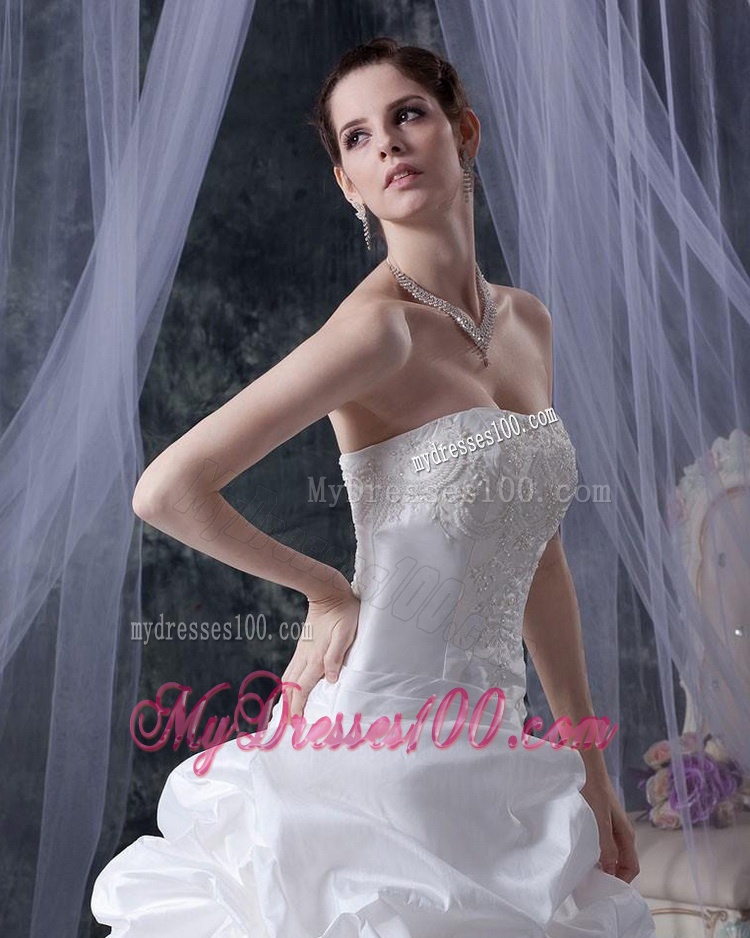 2016 Romantic Ball Gown Strapless Wedding Dresses with Appliques