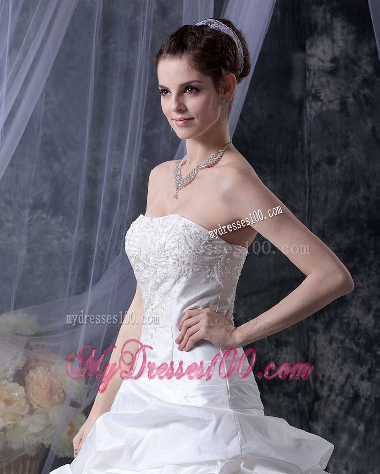 2016 Romantic Ball Gown Strapless Wedding Dresses with Appliques