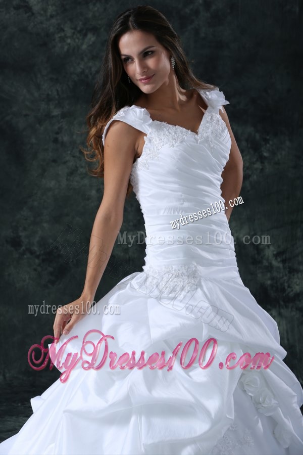 Elegant Ball Gown V-Neck Taffeta Appliques Wedding Dress