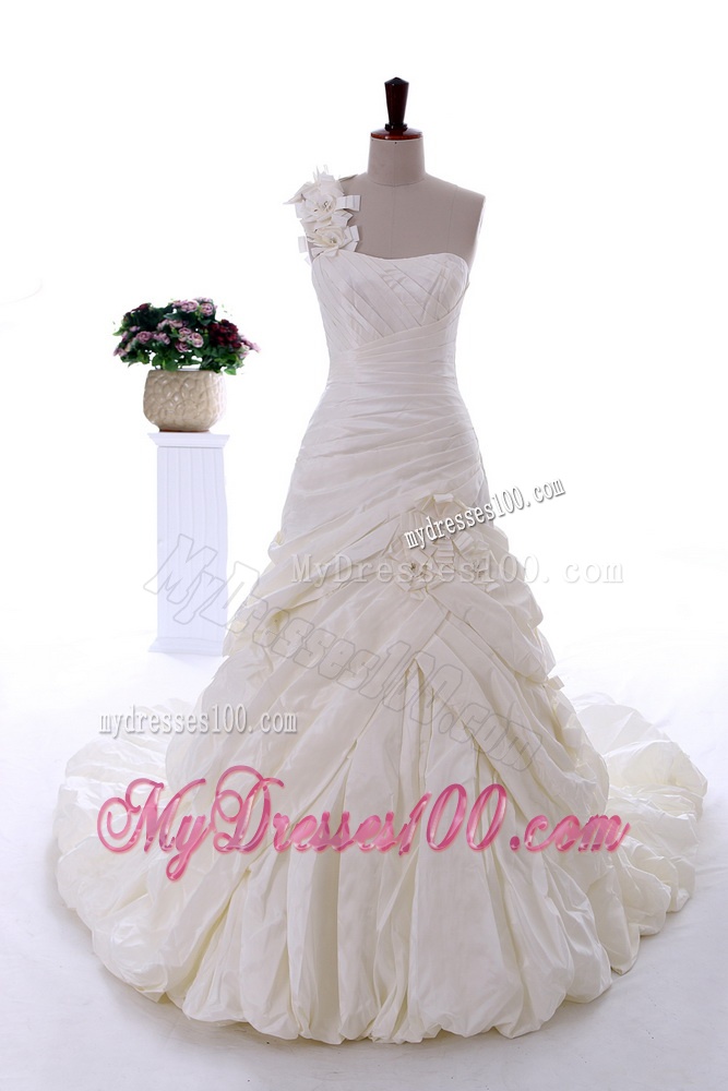 Exquisite Hand Made Flowers Wedding Dresses with Brush Train
