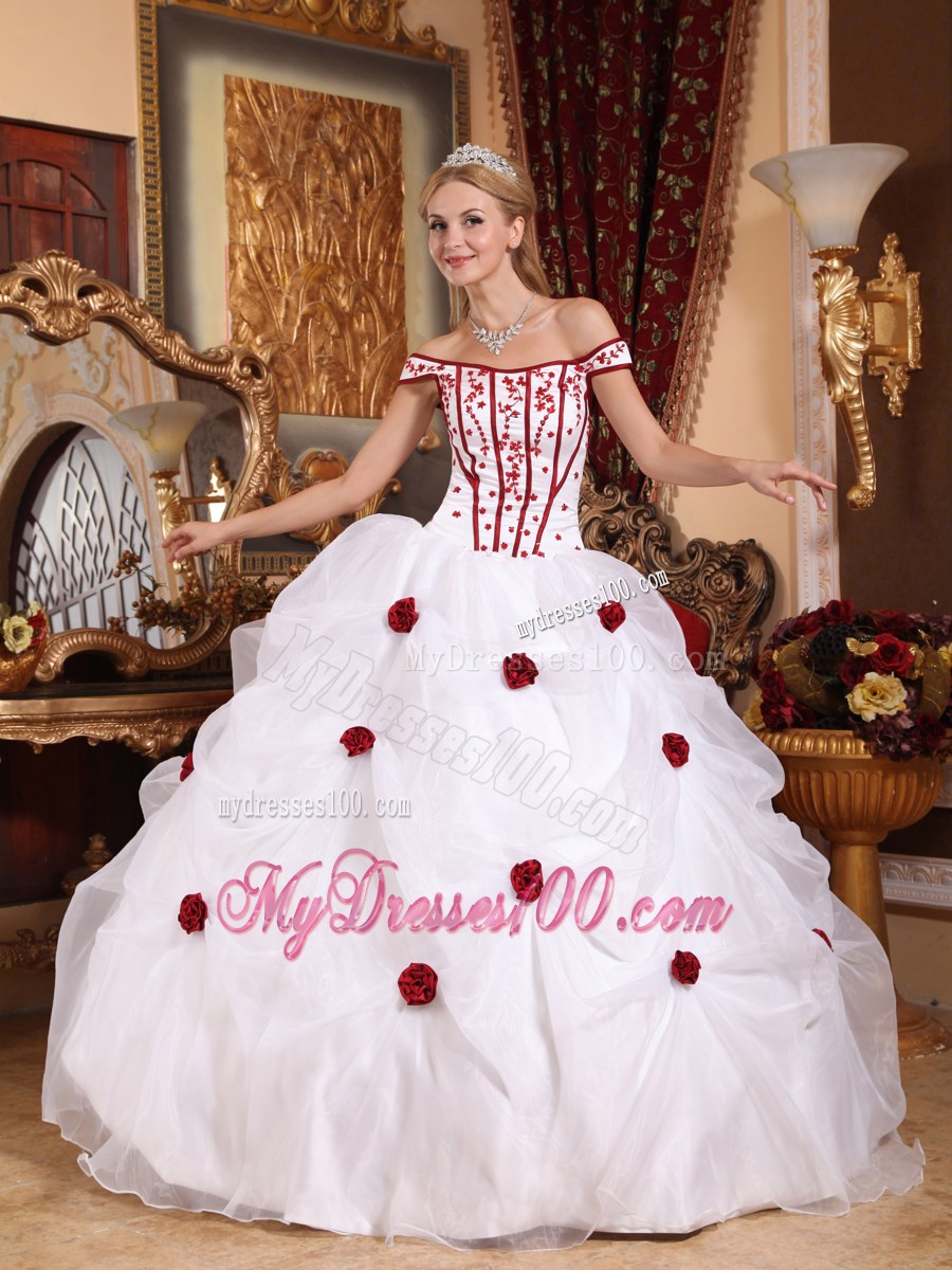 Off the Shoulder with Red Appliques Quince Dresses in White