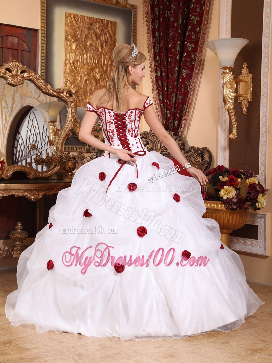 Off the Shoulder with Red Appliques Quince Dresses in White