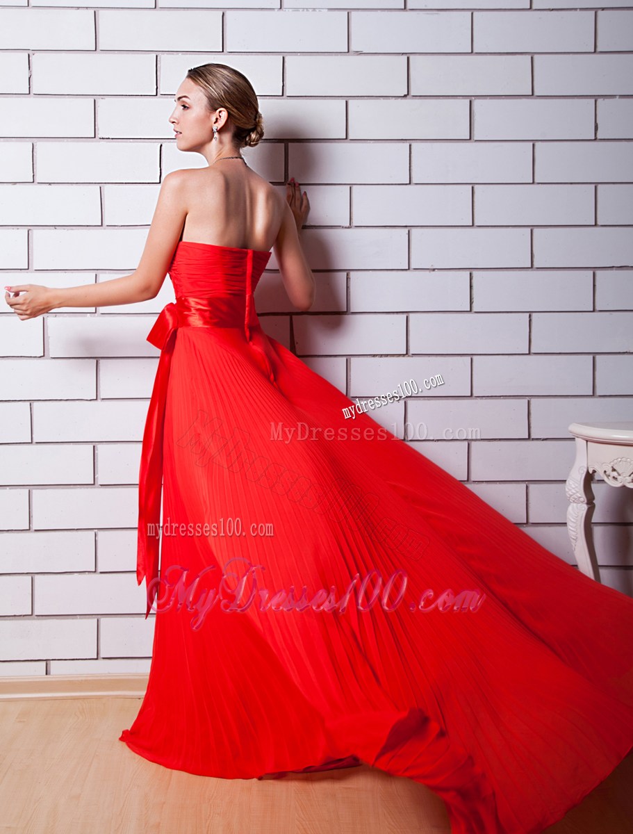 Red Column Strapless Evening Dress with Pleated Brush Train