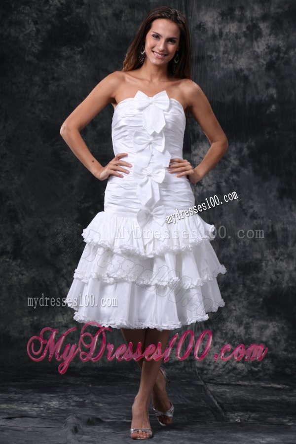 A-Line Strapless Knee-length Bowknot and Ruching Taffeta Wedding Dress