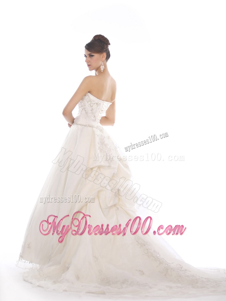 White Sweetheart Chapel Train Bridal Gowns with Beading and Appliques
