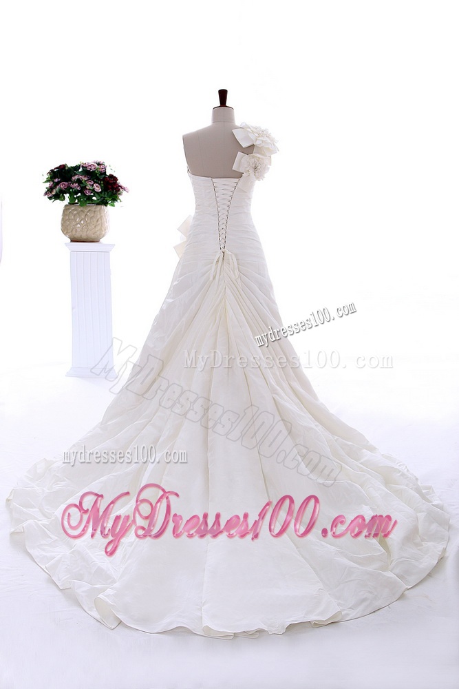 Exclusive Beading and Hand Made Flowers White Wedding Dresses with Court Train