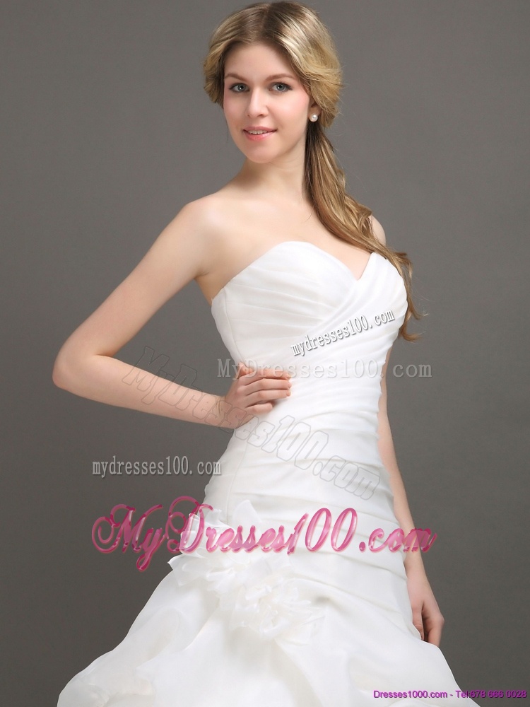 White Sweetheart Ruching Bridal Gowns with Chapel Train and Hand Made Flower