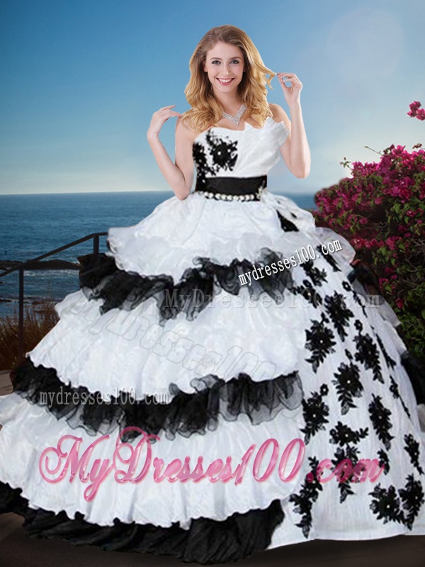 Fashionable Black and White Quinceanera Dress with Appliques and Ruffled Layers