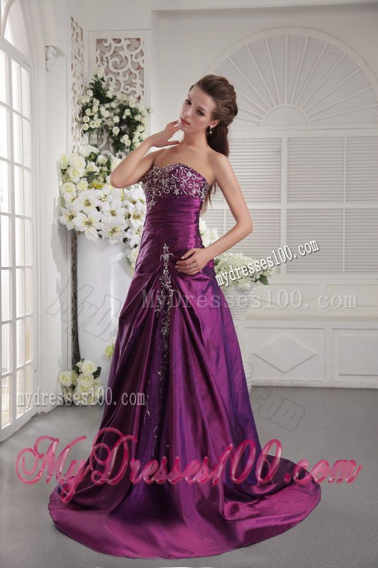 Appliques and Ruches Decorate On Prom Dress in Eggplant Purple