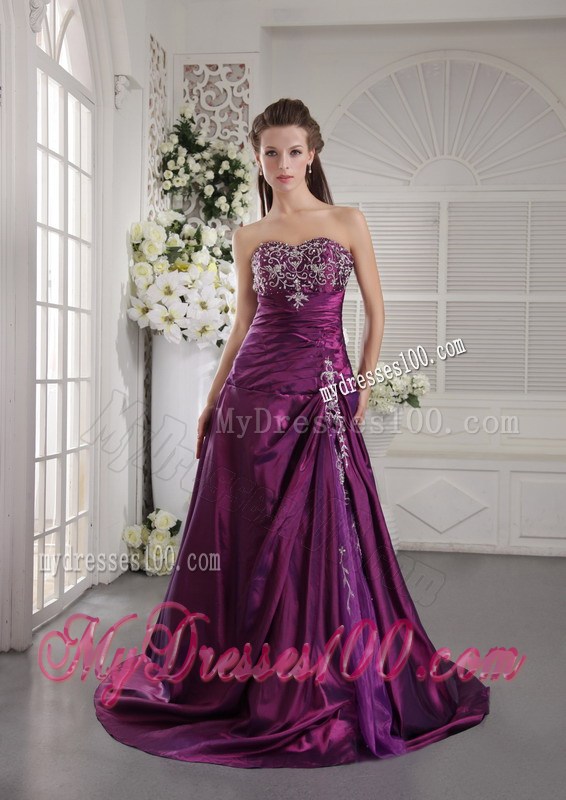 Appliques and Ruches Decorate On Prom Dress in Eggplant Purple