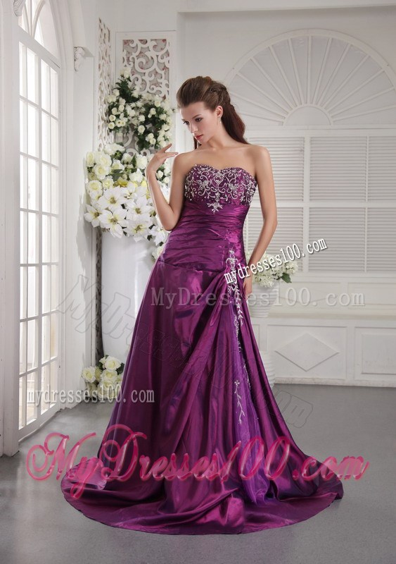 Appliques and Ruches Decorate On Prom Dress in Eggplant Purple