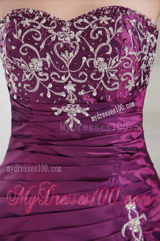 Appliques and Ruches Decorate On Prom Dress in Eggplant Purple
