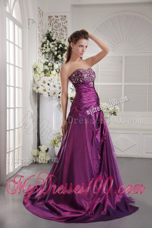 Appliques and Ruches Decorate On Prom Dress in Eggplant Purple