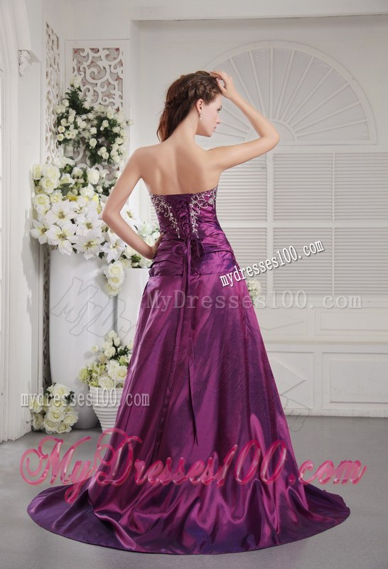 Appliques and Ruches Decorate On Prom Dress in Eggplant Purple