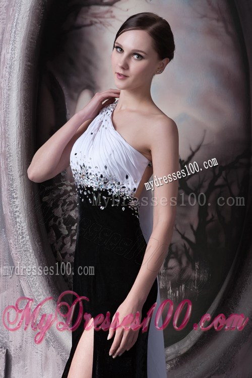 Asymmetrical Black and White Beaded Dresses for Prom of Brush Train