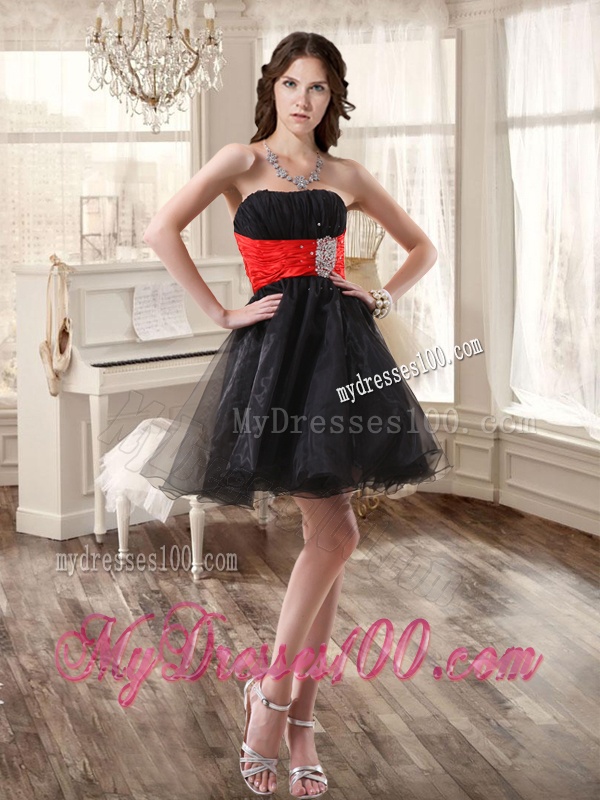 Pretty Zebra Ruffled Red and Black Quinceanera Dress and Beaded Short Dama Dresses