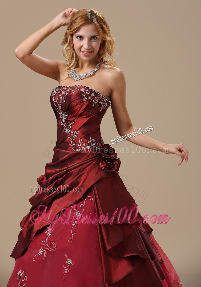 Embroideries Handle Flowers and Pick-ups Decorated Quinceanera Dress