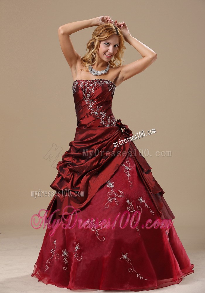 Embroideries Handle Flowers and Pick-ups Decorated Quinceanera Dress