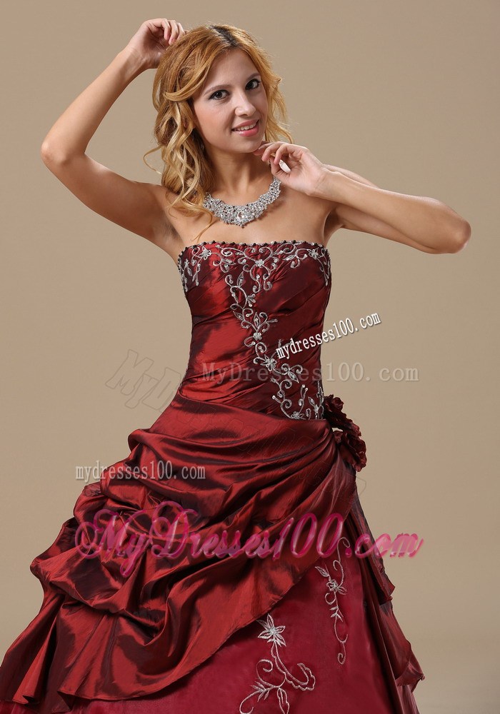 Embroideries Handle Flowers and Pick-ups Decorated Quinceanera Dress