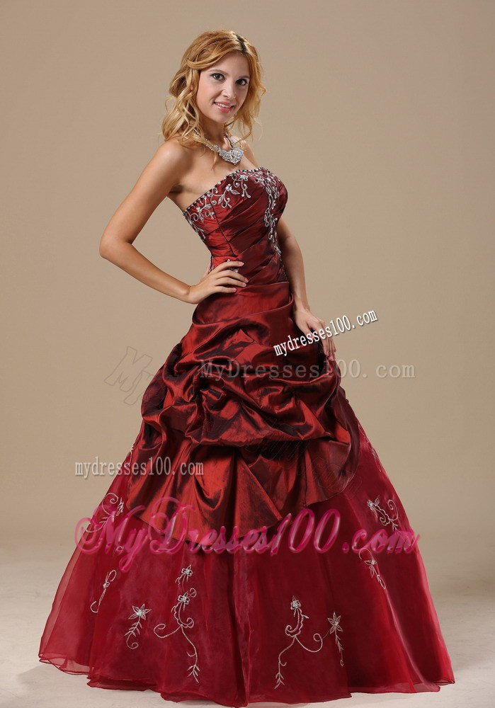 Embroideries Handle Flowers and Pick-ups Decorated Quinceanera Dress