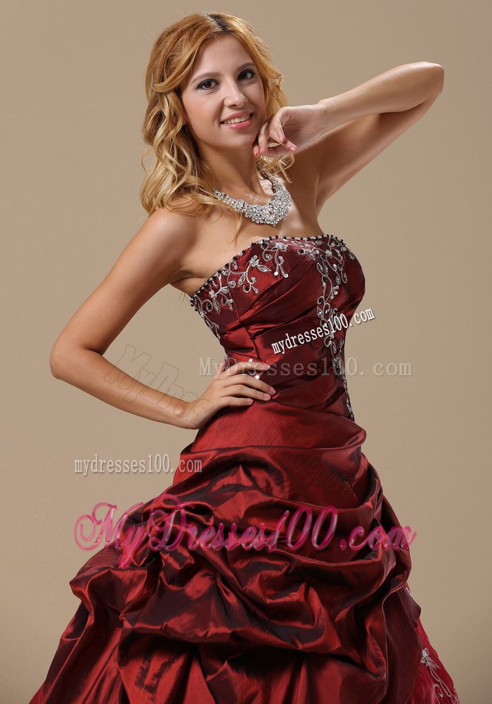 Embroideries Handle Flowers and Pick-ups Decorated Quinceanera Dress