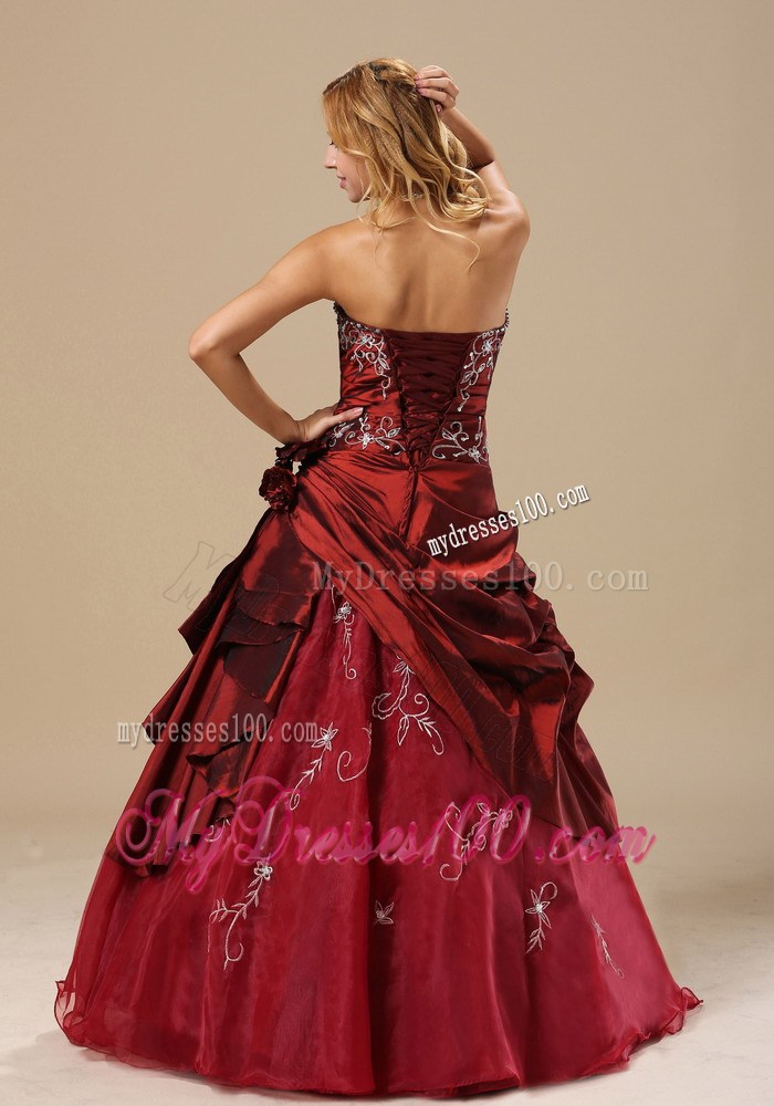Embroideries Handle Flowers and Pick-ups Decorated Quinceanera Dress