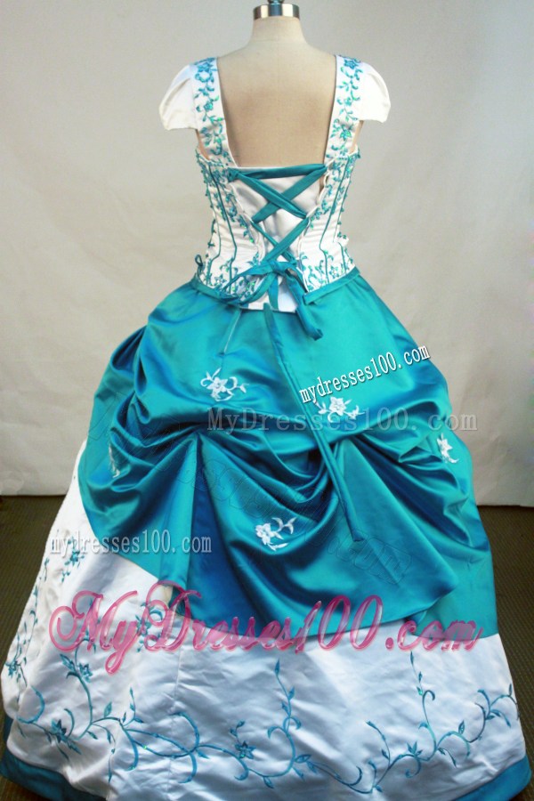 Detachable White and Teal Pick-ups Decorate Dresses 15 with Embroidery