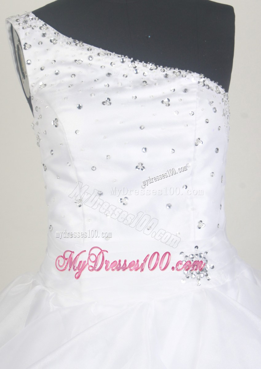 Single Shoulder Beaded White Quinceanera Gowns with Layered Ruffles
