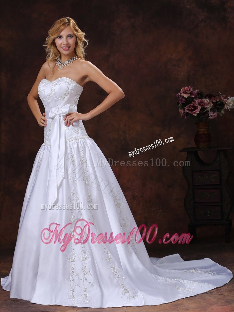Pretty Embroidery Bowknot White Wedding Dress with Ruffles Court Train