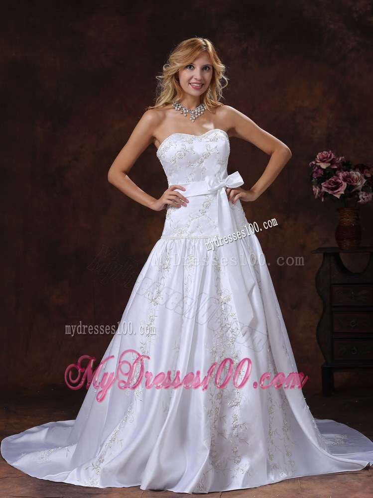 Pretty Embroidery Bowknot White Wedding Dress with Ruffles Court Train