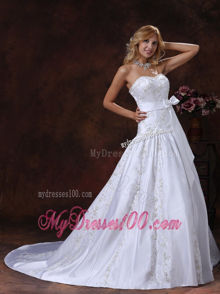 Pretty Embroidery Bowknot White Wedding Dress with Ruffles Court Train