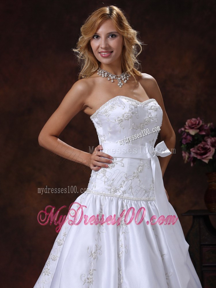 Pretty Embroidery Bowknot White Wedding Dress with Ruffles Court Train